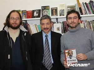 A VNA correspondent (middle) and representatives of the Acercandonos Ediciones publishing house (Photo: VNA)